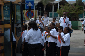Schoolkinderen hebben zojuist naar het Koninklijk bezoek gezwaaid