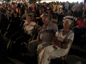 Toeschouwers van het Tumba festival