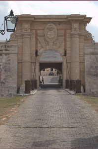 Poort van Fortaleza de San Carlos de la Cabaa