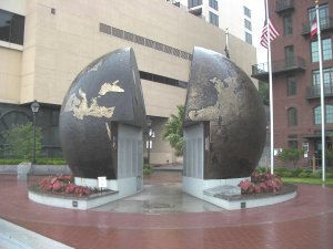 Monument voor slachtoffers WO II, de wereld was in tween gesplitst